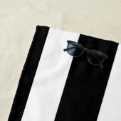 パーソナライズで黒い及び白ストライプなタオル ビーチタオル (インサイチュ)