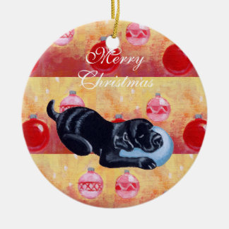 パーソナライズで黒い実験室の子犬のクリスマス セラミックオーナメント