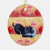 パーソナライズで黒い実験室の子犬のクリスマス セラミックオーナメント (左)