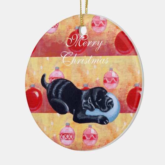 パーソナライズで黒い実験室の子犬のクリスマス セラミックオーナメント (左)