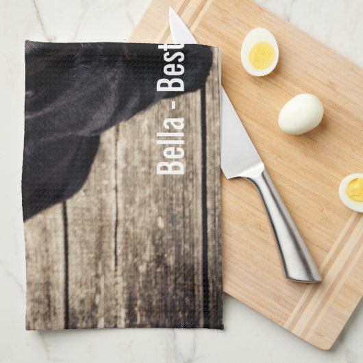 パーソナライズで黒い実験室犬の写真および犬の名前 キッチンタオル (四つ折り)