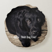 パーソナライズで黒い実験室犬の写真および犬の名前 ラウンドクッション (裏面)