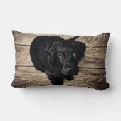 パーソナライズで黒い実験室犬の写真および犬の名前 ランバークッション (裏面)