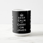 パーソナライズで黒いKeep Calm and Carry On コーヒーマグカップ (中央)