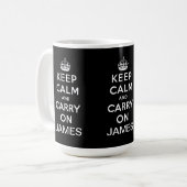 パーソナライズで黒いKeep Calm and Carry On コーヒーマグカップ (正面左)