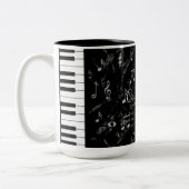 パーソナライズで黒く及び白いピアノ音楽 ツートーンマグカップ (左)
