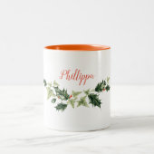 パーソナライズで、カスタマイズ可能なヒイラギおよびキヅタのクリスマス ツートーンマグカップ (中央)