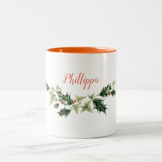 パーソナライズで、カスタマイズ可能なヒイラギおよびキヅタのクリスマス ツートーンマグカップ (中央)