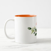 パーソナライズで、カスタマイズ可能なヒイラギおよびキヅタのクリスマス ツートーンマグカップ (左)