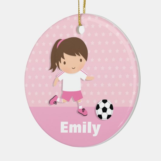 パーソナライズなかわいいサッカーのフットボール選手の女の子のピンク セラミックオーナメント (左)
