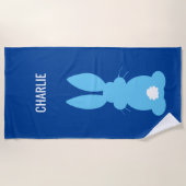 パーソナライズなかわいく青いバニーのシルエットの男の子 ビーチタオル (正面)