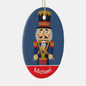 パーソナライズなくるみ割りのおもちゃの青の兵士 セラミックオーナメント (右)