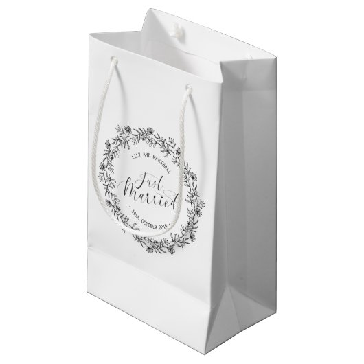 パーソナライズなたった今結婚しましたの花柄|のギフトバッグ スモールペーパーバッグ (正面アングル)