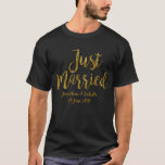 パーソナライズなたった今結婚しましたの金ゴールドホイルのプリントのTシャツ Tシャツ<br><div class="desc">素晴らしい新婚者のギフトを作ります</div>