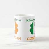 パーソナライズなアイルランド語は私によってがCostiganである私に接吻します コーヒーマグカップ (中央)