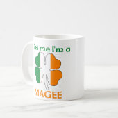 パーソナライズなアイルランド語は私によってがMageeである私に接吻します コーヒーマグカップ (正面左)