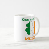 パーソナライズなアイルランド語は私によってがMcgillである私に接吻します コーヒーマグカップ (正面右)