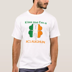 パーソナライズなアイルランド語は私によってがMclaughlinである私に接吻し Tシャツ