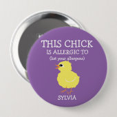 パーソナライズなアレルギー警報柔らかく黄色いひよこ 缶バッジ (正面&裏面)