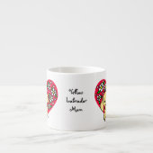 パーソナライズなイエロー・ラブラドール・レトリーバーのお母さんの花のハートの漫画 エスプレッソカップ (正面)