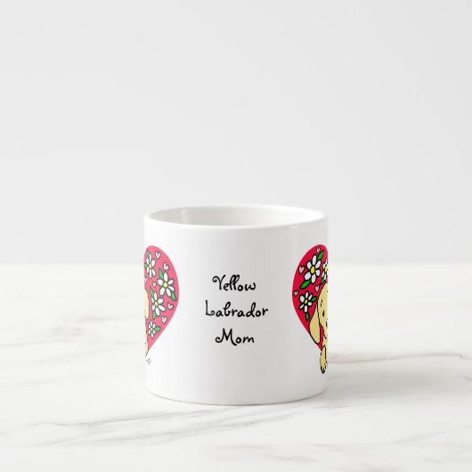 パーソナライズなイエロー・ラブラドール・レトリーバーのお母さんの花のハートの漫画 エスプレッソカップ (正面)