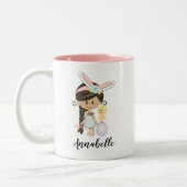 パーソナライズなイースターのウサギの女の子のマグの暗い皮の毛 ツートーンマグカップ (左)