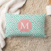 パーソナライズなエレガントな水の青緑のギリシャ人の鍵 ランバークッション (ブランケット)