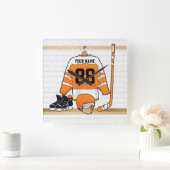 パーソナライズなオレンジおよび白いアイスホッケージャージー スクエア壁時計 (ホーム)