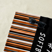 パーソナライズなオレンジおよび黒い学校の卒業 ビーチタオル (インサイチュ)