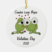 パーソナライズなカエルはバレンタインのオーナメントに接吻します セラミックオーナメント (正面)