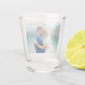 パーソナライズなカップルの写真の結婚式 ショットグラス (裏面)