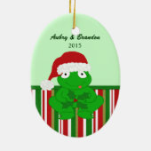 パーソナライズなクリスマスのカエルのオーナメント セラミックオーナメント (裏面)