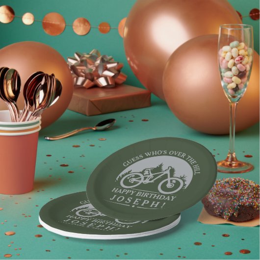 パーソナライズなサイクリングのサイクリストのハッピーバースデー ペーパープレート (複数)