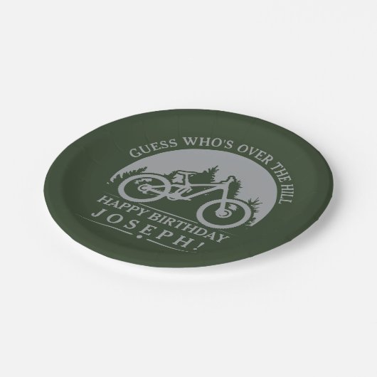 パーソナライズなサイクリングのサイクリストのハッピーバースデー ペーパープレート (アングル)