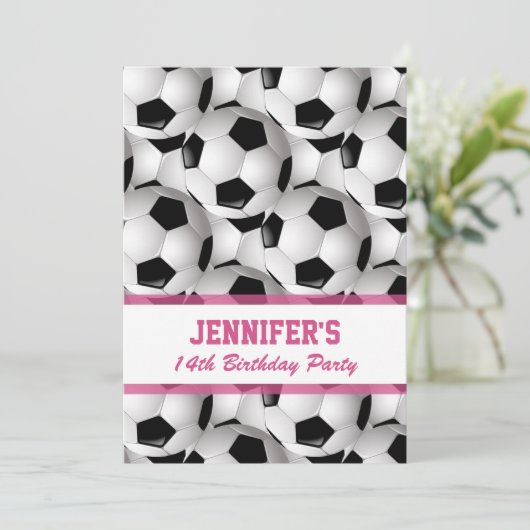 パーソナライズなサッカーボールパターンv3ピンクの誕生日 招待状 (スタンド正面)