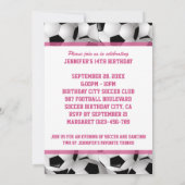 パーソナライズなサッカーボールパターンv3ピンクの誕生日 招待状 (裏面)