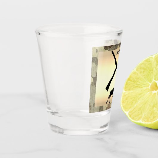 パーソナライズなシカの狩りのシルエットの迷彩柄のトリム ショットグラス (左)