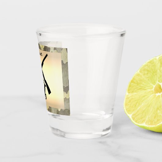 パーソナライズなシカの狩りのシルエットの迷彩柄のトリム ショットグラス (右)