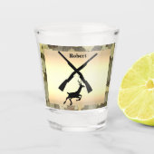 パーソナライズなシカの狩りのシルエットの迷彩柄のトリム ショットグラス (正面)