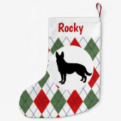パーソナライズなジャーマン・シェパードの赤いおよび緑のアーガイル スモールクリスマスストッキング (裏面)