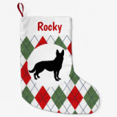 パーソナライズなジャーマン・シェパードの赤いおよび緑のアーガイル スモールクリスマスストッキング (正面)