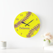 パーソナライズなソフトボールの時計、紫色の名前は、通ります ラージ壁時計 (ホーム)