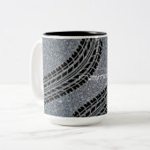 パーソナライズなタイヤは砂利の質のマグを踏みます ツートーンマグカップ (正面左)