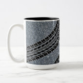 パーソナライズなタイヤは砂利の質のマグを踏みます ツートーンマグカップ (左)