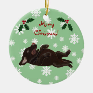 パーソナライズなチョコレートラブラドールのクリスマス セラミックオーナメント