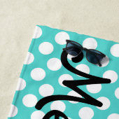 パーソナライズなティール(緑がかった色)および白い水玉模様のビーチタオル ビーチタオル (インサイチュ)