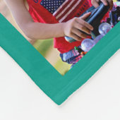 パーソナライズなティール(緑がかった色)のモノグラムのな青い写真のコラージュ フリースブランケット (角)