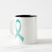 パーソナライズなティール(緑がかった色)のリボンのTシャツのギフト ツートーンマグカップ (正面左)