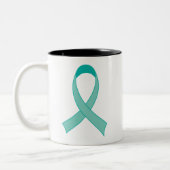 パーソナライズなティール(緑がかった色)のリボンのTシャツのギフト ツートーンマグカップ (左)