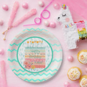 パーソナライズなティール（緑がかった色）の珊瑚のお誕生日ケーキの紙皿 ペーパープレート (パーティー)